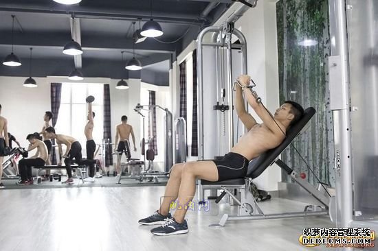 长腿、翘臀的完美身材美女哪里多集中？除了春熙路，可能也就是四川西南航空职业学院健身房了。近日，该校一组美女健身房性感照片走红网络，时尚炫酷高大上的健身房加长腿翘臀完美身材的俏空姐，让网友观后直呼：“看美女不用去春熙路被暴晒了，到西航健身房吹着空调撩师妹去。”