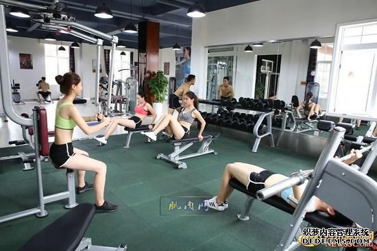 长腿、翘臀的完美身材美女哪里多集中？除了春熙路，可能也就是四川西南航空职业学院健身房了。近日，该校一组美女健身房性感照片走红网络，时尚炫酷高大上的健身房加长腿翘臀完美身材的俏空姐，让网友观后直呼：“看美女不用去春熙路被暴晒了，到西航健身房吹着空调撩师妹去。”