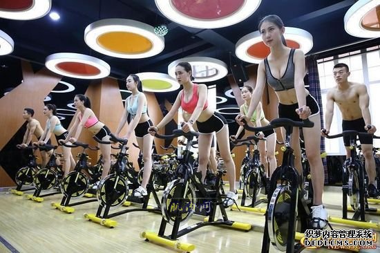 长腿、翘臀的完美身材美女哪里多集中？除了春熙路，可能也就是四川西南航空职业学院健身房了。近日，该校一组美女健身房性感照片走红网络，时尚炫酷高大上的健身房加长腿翘臀完美身材的俏空姐，让网友观后直呼：“看美女不用去春熙路被暴晒了，到西航健身房吹着空调撩师妹去。”