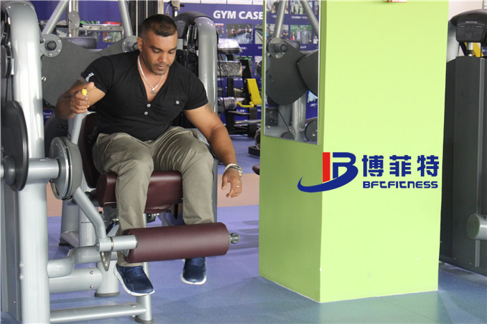 客户在青青草官网下载展厅体验大腿伸展训练器